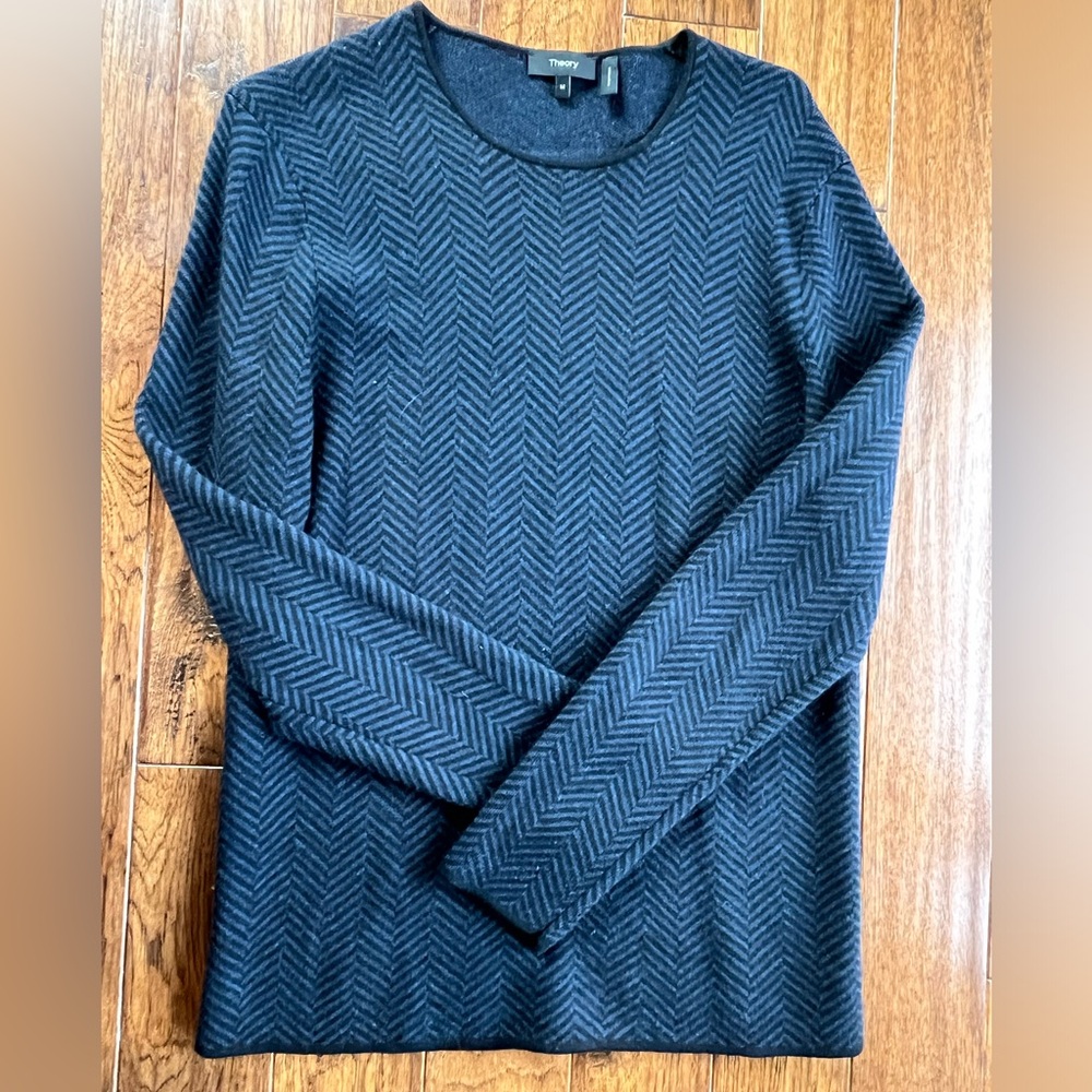 Theory Men’s crew neck sweater with great herringbone pattern.